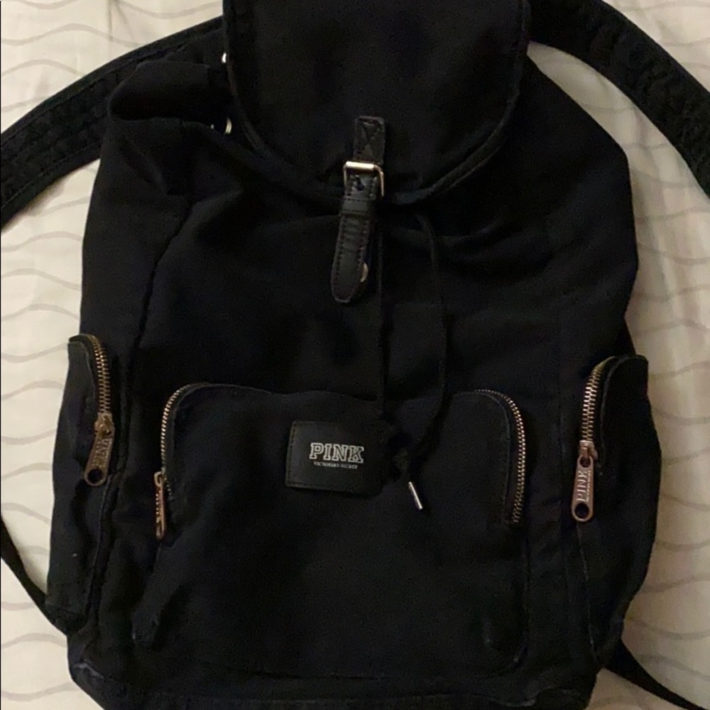 Black backpack pink vs